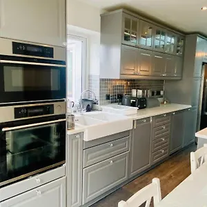 stunning-4-bedroom-house-with-a-spacious-kitchen.cambridgehotelsuk.com/